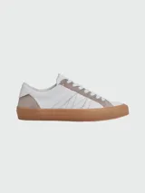 Zapatillas deportivas urbanas Moncler modelo Mónaco, color blanco con detalles en gris y suela de goma color caramelo.