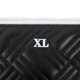 Billetera negra con diseño matelaseado, cierre perimetral y logo XL plateado. Interior con múltiples compartimentos para tarjetas y billetes, y un bolsillo con cierre.