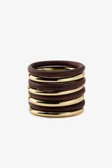 Set de pulseras rígidas, algunas de madera color marrón y otras metálicas color dorado.