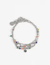 Set de tres pulseras doradas con dijes de cuentas de colores y dijes circulares.