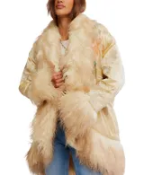 Chaqueta estilo kimono o bata, color crema o amarillo pálido, con acabado satinado y bordados florales sutiles. Presenta un ribete y puños voluminosos de pelo sintético largo y rizado en tono beige/crema.