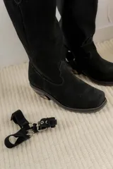 Bota de cuero negra con estribo desmontable.