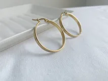 Aros anchos de acero quirúrgico de 3 cm de diámetro, con diseño simple y elegante.