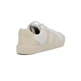 Championes deportivos de mujer, color blanco, con detalles en beige claro en los laterales y talón. Tienen cordones blancos y suela de goma texturizada de color beige claro.