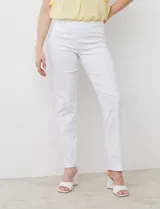 Pantalón blanco de gabardina elastizada, de corte recto y largo, con pretina ancha con faja interna modeladora, costura frontal pespunteada y bolsillos ojal simulados en la parte trasera.