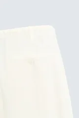 Pantalón de lino color crudo, de corte ancho, con cintura elástica ajustable con cordón, bolsillos laterales y trasero.