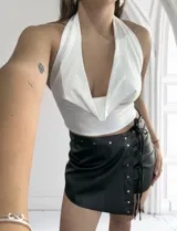 Top blanco con escote halter y espalda descubierta.