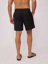 Short de baño negro con cintura elástica ajustable con cordón y logo de la marca en la pierna izquierda.