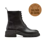 Bota de cuero color marrón con cordones, caña media y suela track negra.