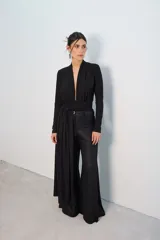 Body blanco de mangas largas con escote en V profundo y drapeado en la cintura.