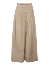 Pantalón oversize color beige, de pierna ancha con pliegues y bolsillos laterales.
