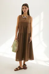 Vestido midi azul marino, de corte suelto, con escote en V y breteles anchos.