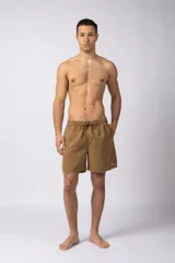 Short de baño gris con cintura elastizada y cordón ajustable. Tiene bolsillos laterales y logo de la marca en la pierna derecha.