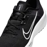 Championes de running Nike Quest 6, color negro con logo blanco.