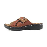 Sandalias Panama Jack de cuero color marrón, con tira ancha sobre el empeine y ajuste con velcro.