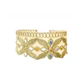 Choker de encaje con detalles en dorado y azul, ajustable con cierre de mosquetón y cadena.