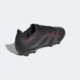 Championes de fútbol Adidas Predator League, color negro con detalles en gris y rojo.