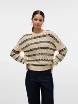 Sweater tejido color crema con rayas horizontales negras, cuello redondo y mangas largas.
