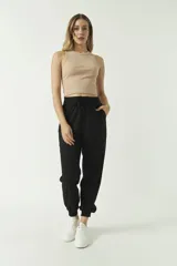 Pantalón de algodón y lino color verde oliva, con puños y cintura elástica.