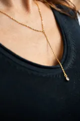 Collar dorado tipo Y de acero quirúrgico con dije de punto de luz.