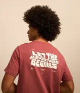 Remera manga corta color ladrillo, de corte comfort y cuello redondo. Estampa en la espalda con la frase "Let the adventure begins".
