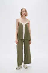 Musculosa de poliéster con breteles finos, diseño color block, corte holgado, escote en V y elástico en el ruedo.
