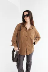Bolso tipo tote de cuero marrón con textura de cocodrilo, doble asa corta y cierre superior.