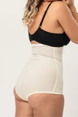 Faja modeladora de alta contención, color crema, con tela doble y refuerzos, y ganchos en el frente.