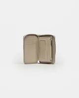 Billetera Prüne rectangular con cierre perimetral y estampado monogram en tonos grises.