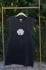 Musculosa celeste con estampa circular en el centro.