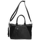 Cartera negra tipo tote de ecocuero, con doble asa de mano y correa bandolera ajustable y desmontable. Tiene cierre principal, bolsillo frontal con cierre, bolsillo interno con cierre y llavero colgante.