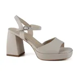 Sandalias de cuero color gris claro, con plataforma y taco cuadrado.