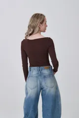 Body blanco de manga larga, corte ajustado al cuerpo, con escote bote.