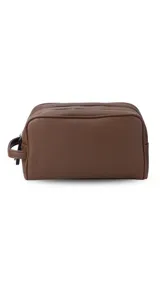Neceser unisex marrón de símil cuero, con doble compartimento superior y bolsillo frontal con cierre. Asa lateral para fácil transporte.