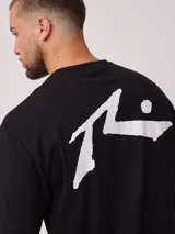 Remera blanca de hombre con logo de la marca Rusty estampado en el pecho y diseño a cuadros en la parte inferior trasera.