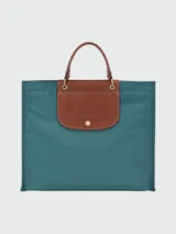 Bolso tipo shopper Longchamp modelo Le Pliage Cabas L, color verde esmeralda con solapa y asas cortas de cuero marrón.