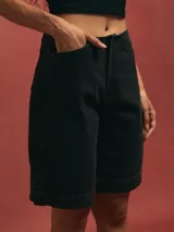 Bermuda de jean color gris oscuro, corte recto y largo hasta la rodilla.