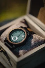 Reloj de pulsera Chenaut modelo Émeraude d’Ébène, con caja y malla de madera de ébano y nogal. Esfera verde esmeralda con segundero pequeño. Cristal Hardlex y movimiento de cuarzo. Resistente al agua (3 ATM).