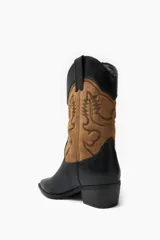 Bota tejana de caña media, color negro con detalles bordados en marrón.