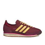 Championes Adidas SL 72 OG W, color bordó con detalles en dorado y suela marrón. Zapatillas de running de estilo retro con las tres tiras clásicas de Adidas en los laterales.