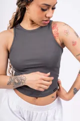 Top corto color marrón topo, de corte ajustado y breteles anchos.