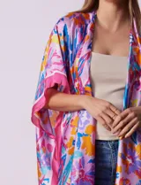 Kimono de satén estampado con flores, marca Barrington.
