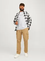 Remera blanca de manga corta con cuello redondo y corte relajado. Diseño con estampa en relieve con la leyenda "Originals Studio BROUGHT TO YOU BY JACK & JONES DESIGNED IN COPENHAGEN".