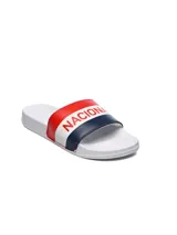 Ojotas blancas con franja roja y azul con la palabra "Nacional" estampada.