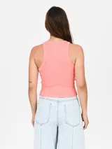 Musculosa negra ajustada al cuerpo, con cuello redondo y diseño de tirantes anchos tipo halter.