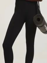 Calza deportiva larga color lila con textura acanalada.