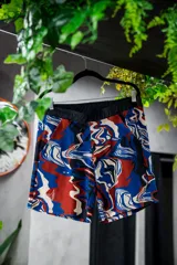 Short de lycra con estampado abstracto en colores azul, rojo, blanco y negro.