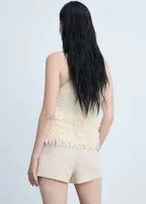 Short de vestir color beige, con bolsillos laterales y cierre invisible en la parte trasera.