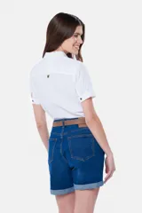 Short de jean azul con spandex y ruedo doblado.