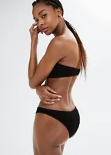 Braguita de bikini clásica con textura, cintura elástica y forro interior.